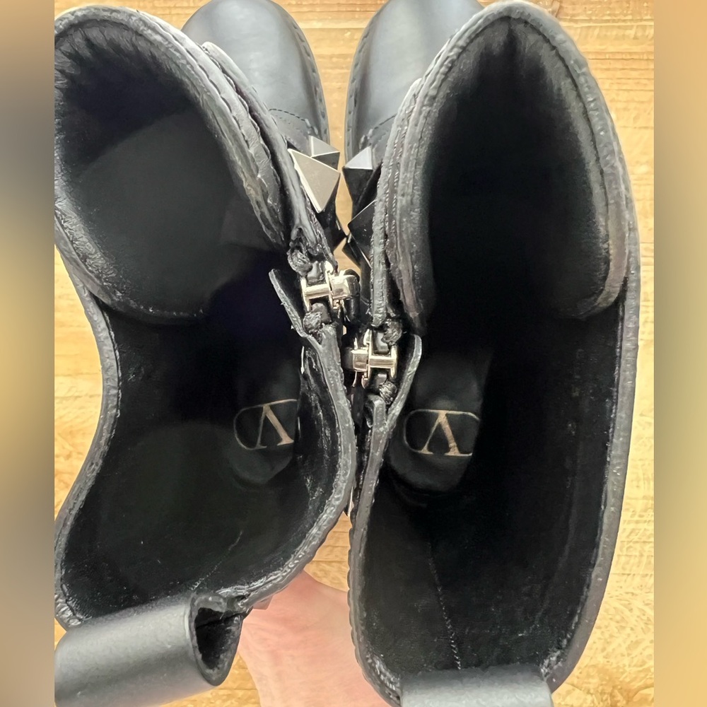 Valentino Roman Stud Calfskin Combat Boot With Tonal Studs In Black Size 37 New - Picture 7 of 15